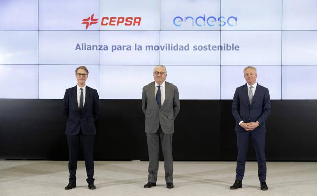 Los directivos de Cepsa y Endesa, tras firmar el acuerdo. 