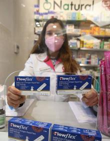 Imagen secundaria 2 - Carteles de 'No tenemos test antígenos' en Farmacia Nuevo México (arriba, Ana Sigüenza) y en Sabrás Farmacéuticos (abajo). Junto a estas líneas, Marimar Ibáñez, mostrando las cajas para hacerse la prueba COVID 