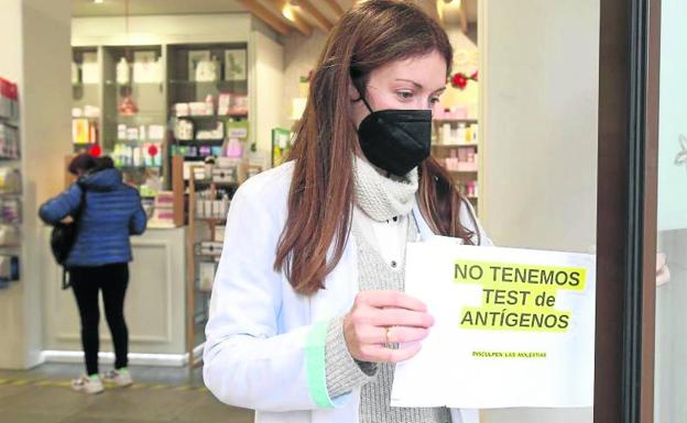 Esperanza del Campo con el cartel anunciando el final de existencias, en Farmacia Del Campo,en Pérez Galdós. 