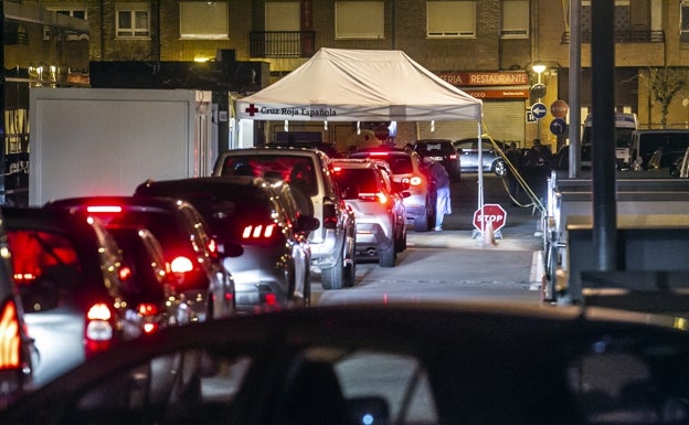 Colas ante la carpa de pruebas PCR del parking del CIBIR en las últimas jornadas. 