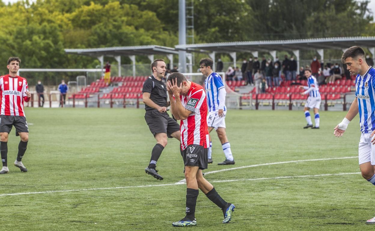 Uno de los jugadores de la UDL B se lamenta ante la Real Sociedad C. 