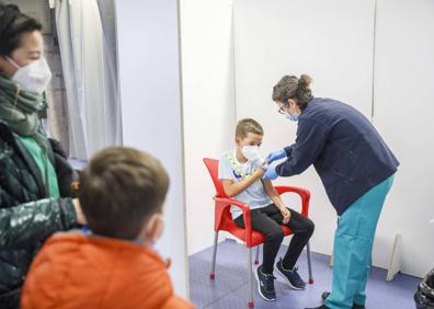 Imagen secundaria 1 - Comienza la vacunación a los niños de 5 a 11 años en el Palacio de los Deportes