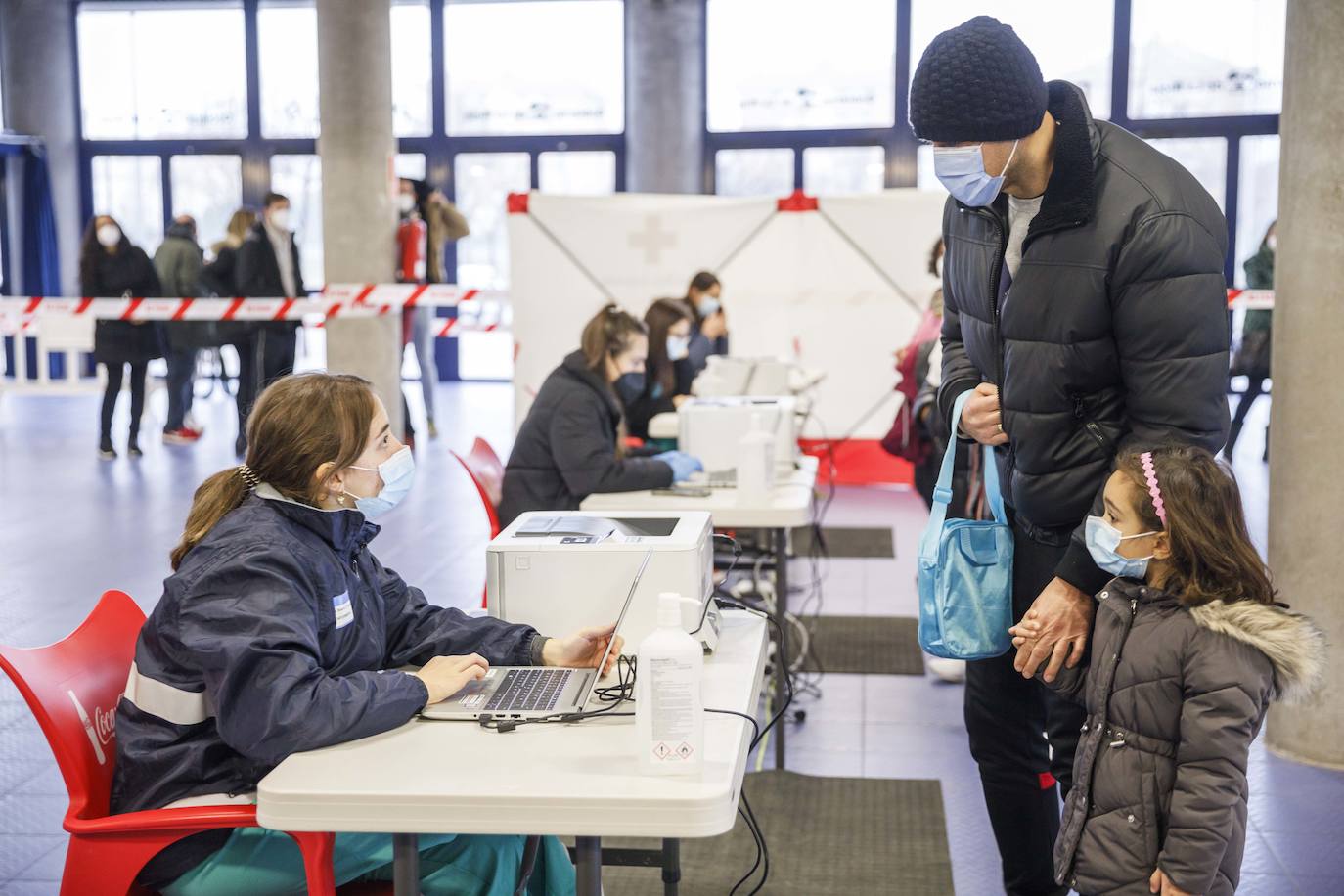 Imagen principal - Comienza la vacunación a los niños de 5 a 11 años en el Palacio de los Deportes