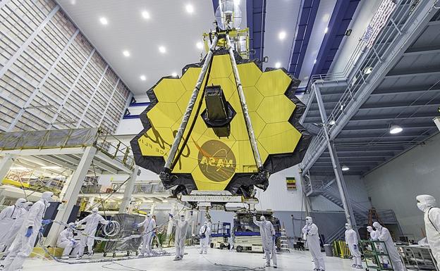 El espejo primario del nuevo telescopio espacial, desplegado en el Centro de Vuelo Espacial Goddard de la NASA.