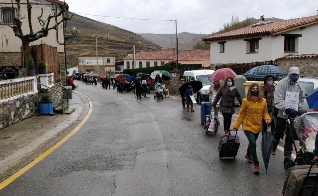 Manifestación con maletas de las plataformas. 