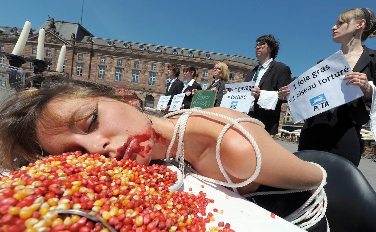 Activistas de PETA para la defensa de los derechos de los animales durante una protesta en Estrasburgo para denunciar el consumo de 'foie'. 