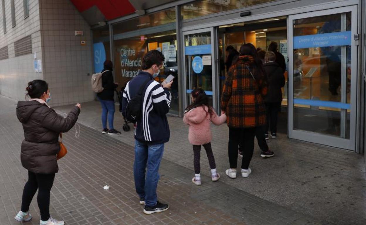 Los Centros de Atención Primaria de Barcelona han reabierto este lunes con algunas colas tras la explosión de contagios de la variante ómicron.