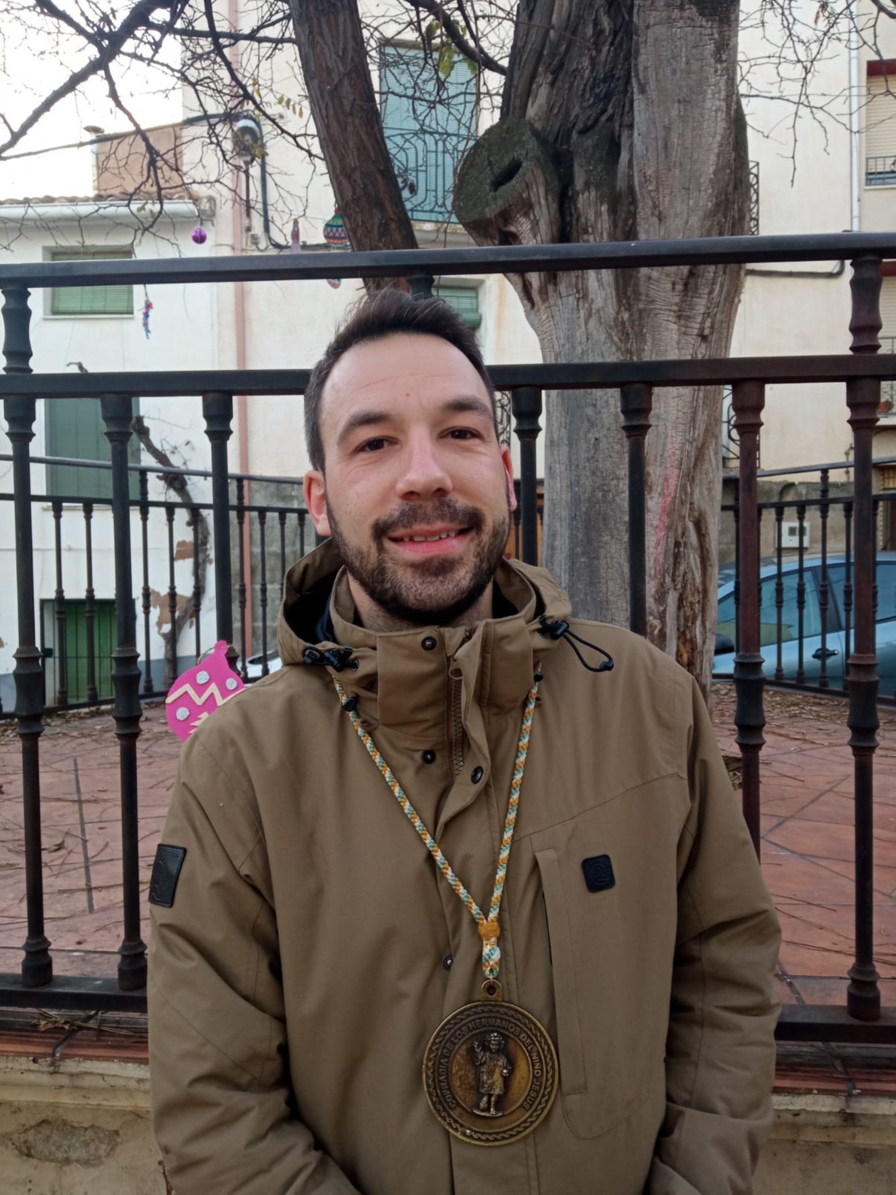 Ricardo Arnedo Forcano, ayer con su medallón de cofrade. 