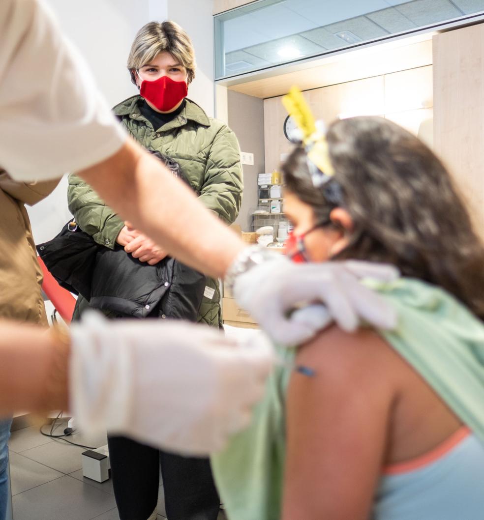 Una madre observa cómo vacunan a su hija, ayer en el centro de salud de Arnedo. 