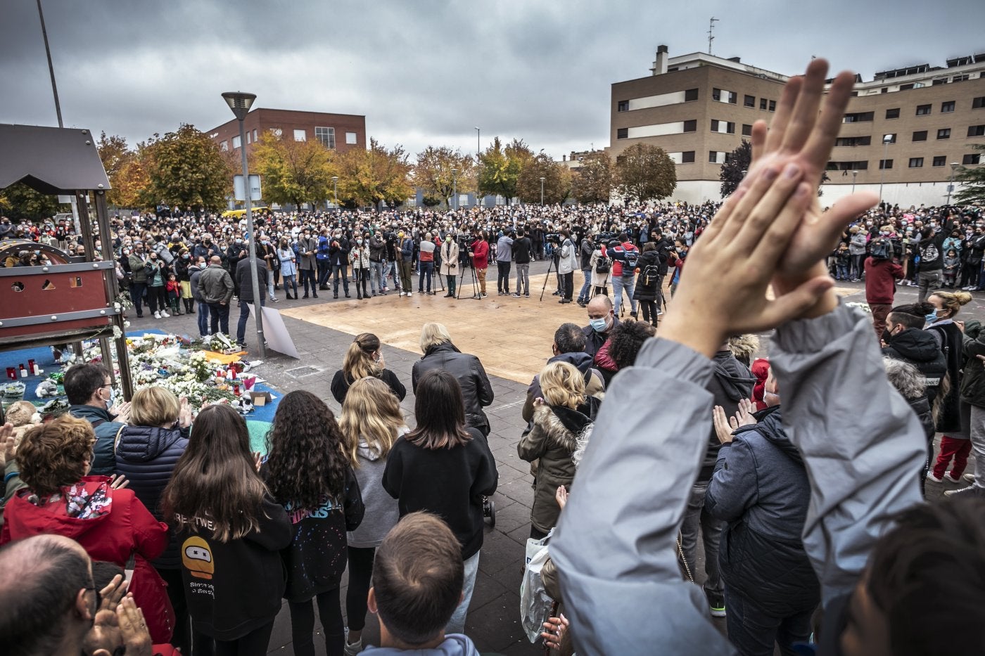 Cientos de personas participaron en la concentración en memoria de Álex de los vecinos de Entre Ríos en Lardero el 31 de octubre. 