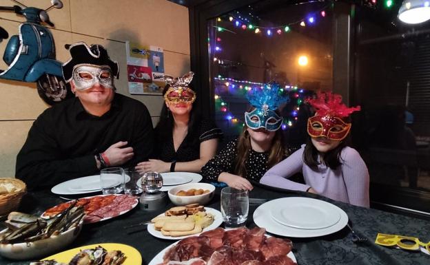 Juan, Almudena, Leire y Matilda, con la cena de Nochevieja preparada en su casa. 