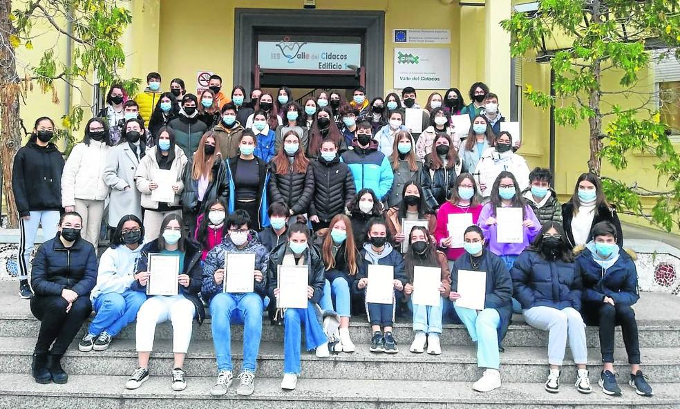 Alumnos con sus certificados de idiomas a las puertas del IES Valle del Cidacos. 