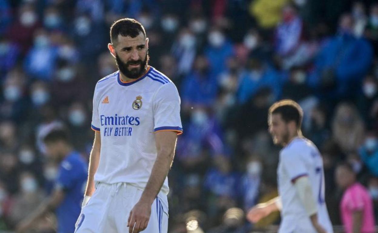 Karim Benzema, contrariado en el Coliseum Alfonso Pérez. 