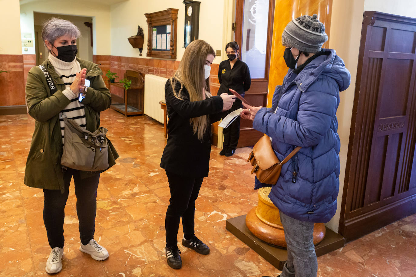 Fotos: La sesión en Actual de Arkano y Laura Sam en el Círculo Logroñés