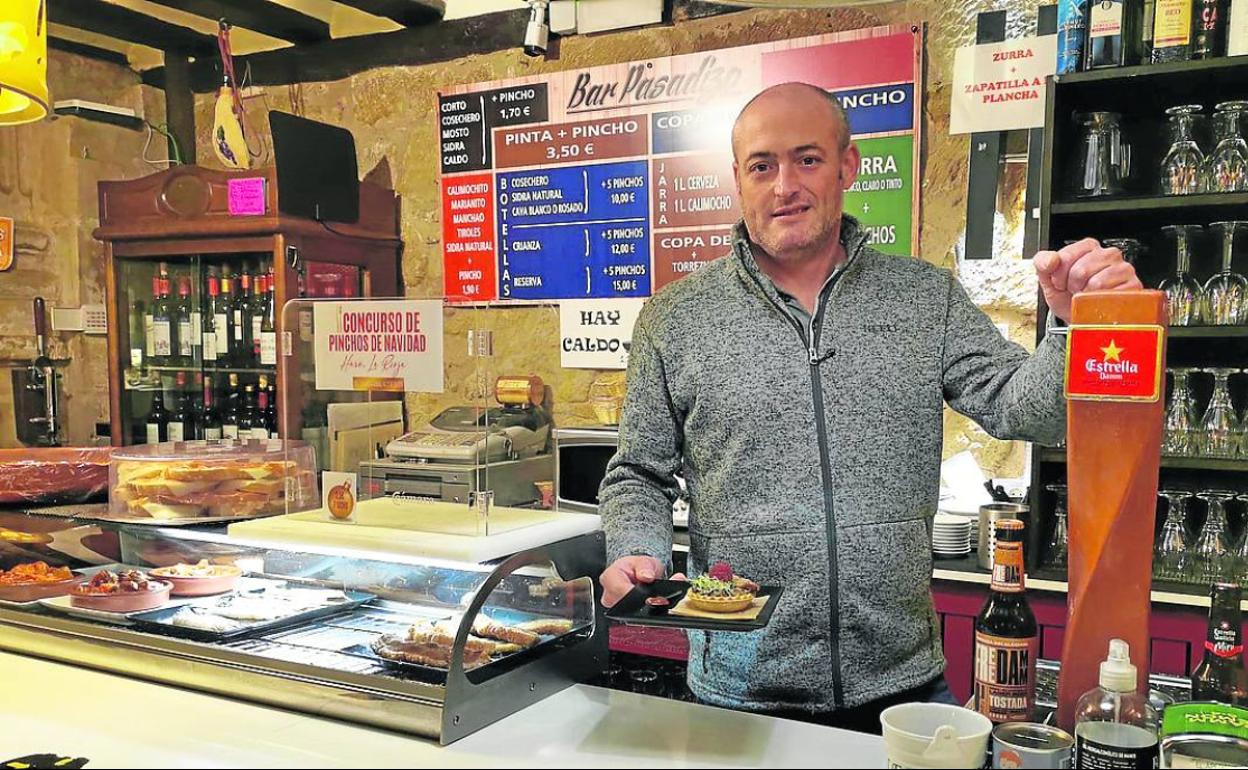 Jaime Álvarez Orive, propietario del bar 'El Pasadizo', con el pincho ganador del concurso.
