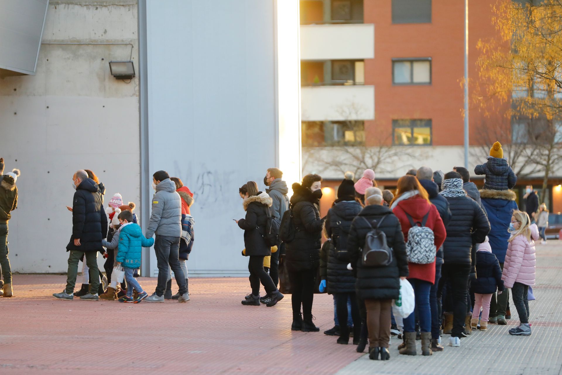 Fotos: Colas para entrar en Las Gaunas a ver a los Reyes Magos