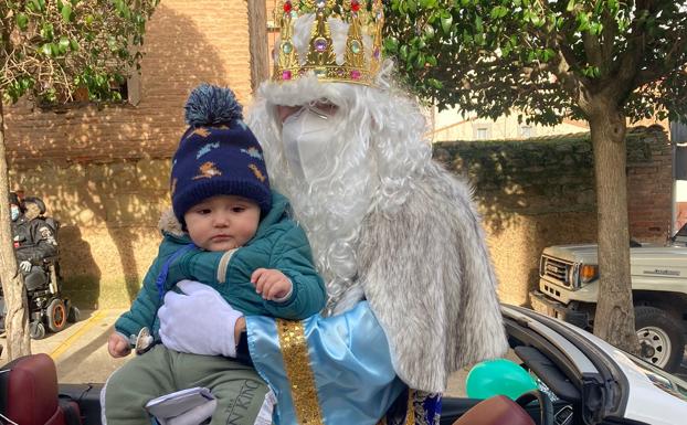 Melchor, junto a un niño en Lardero. 