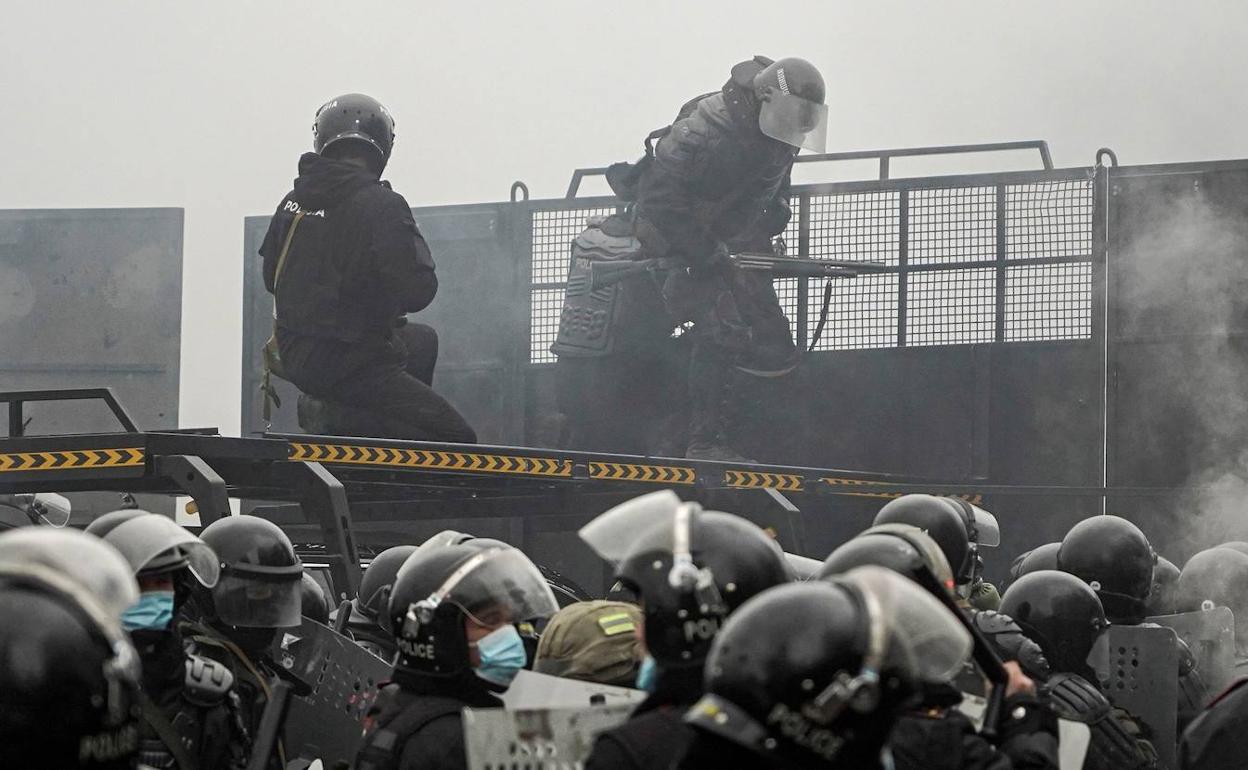 La Policía durante una de las manifestaciones en Kazajistán. 