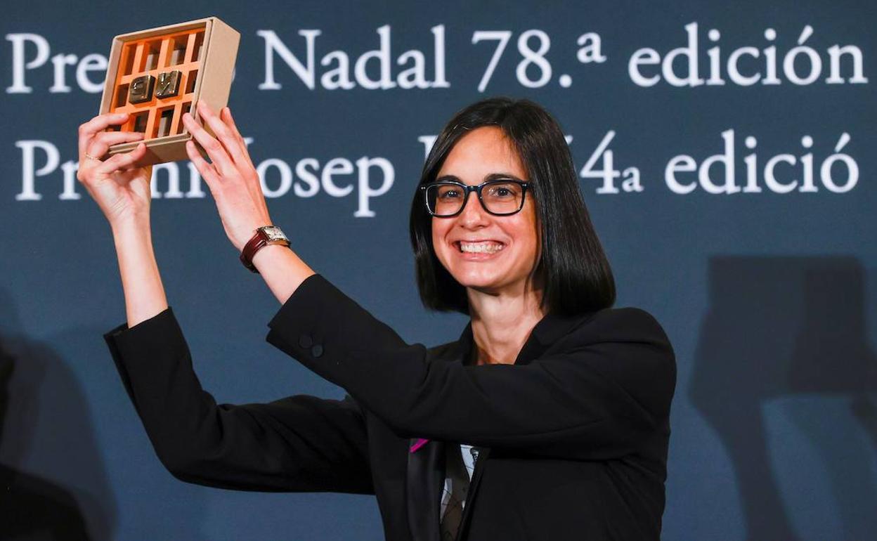 La escritora y periodista Inés Martín Rodrigo muestra su trofeo como ganadora del 78 premio Nadal. 