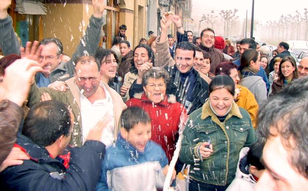 Diciembre de 2002 en Calahorra. Vecinos de la localidad de La Rioja Baja celebran en la calle el más cuantioso 'Gordo' de La Rioja. 