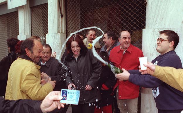 Enero de 2000 en Logroño. Celebración del 2º premio de El Niño en el bar 'Chiqui'.