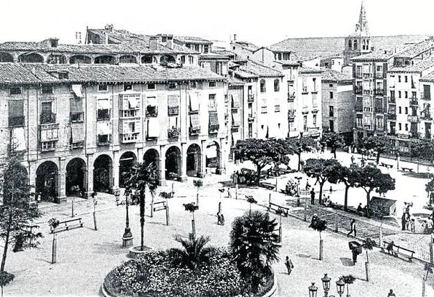 Plaza del Mercado, cuando aún no se llamaba así, y contaba con la de San Bernabé adosada y diferenciada.