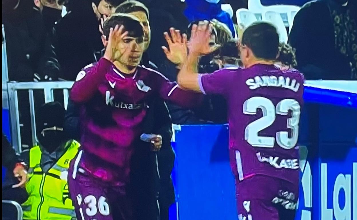 Pablo Marín salta al campo en el lugar de Sangalli. 