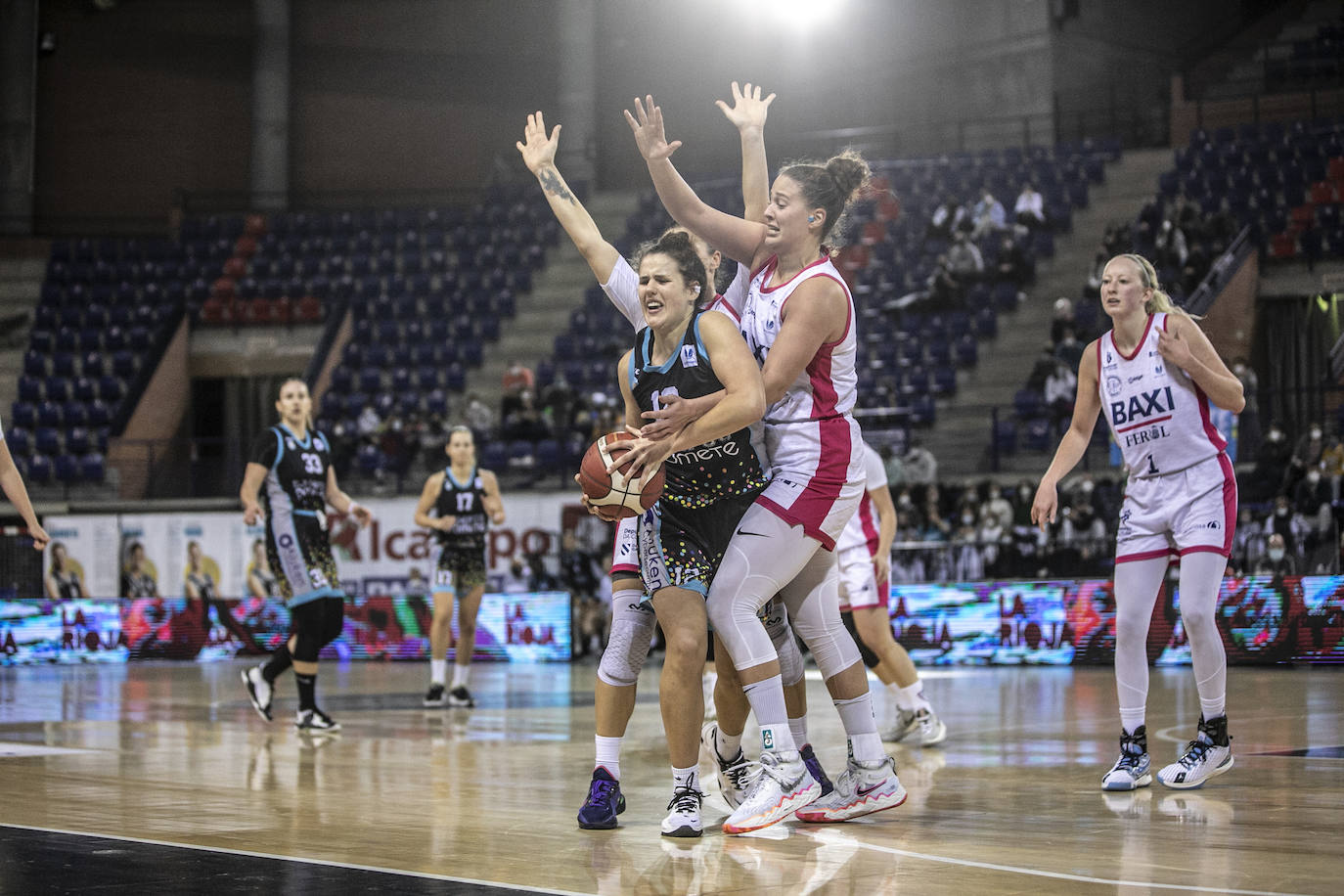 Fotos: El Promete vence al Baxi Ferrol en la prórroga