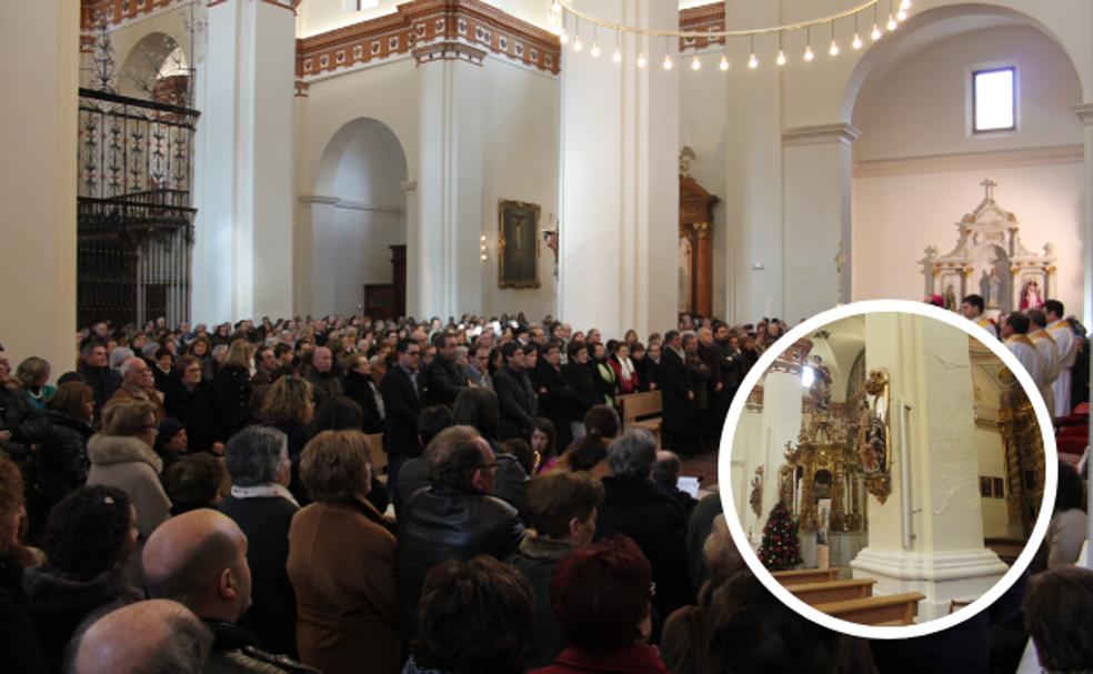 Hace diez años, los fieles llenaron la colegiata para reencontrarse en el culto con su luz y todo su esplendor tras años de restauración; hoy, la columna del altar mayor, junto al baldaquino, también sufre pérdidas por el azote de la humedad