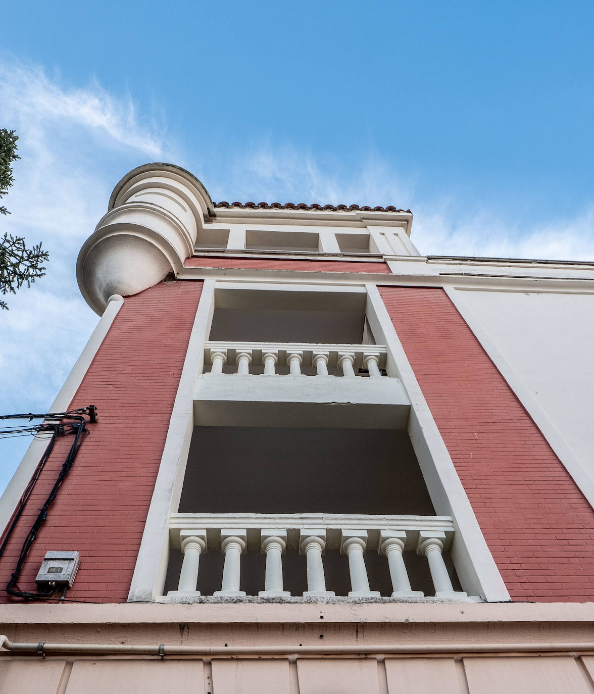 Fotos: El singular edificio de la residencia militar pervive sin estruendo en el centro de Logroño