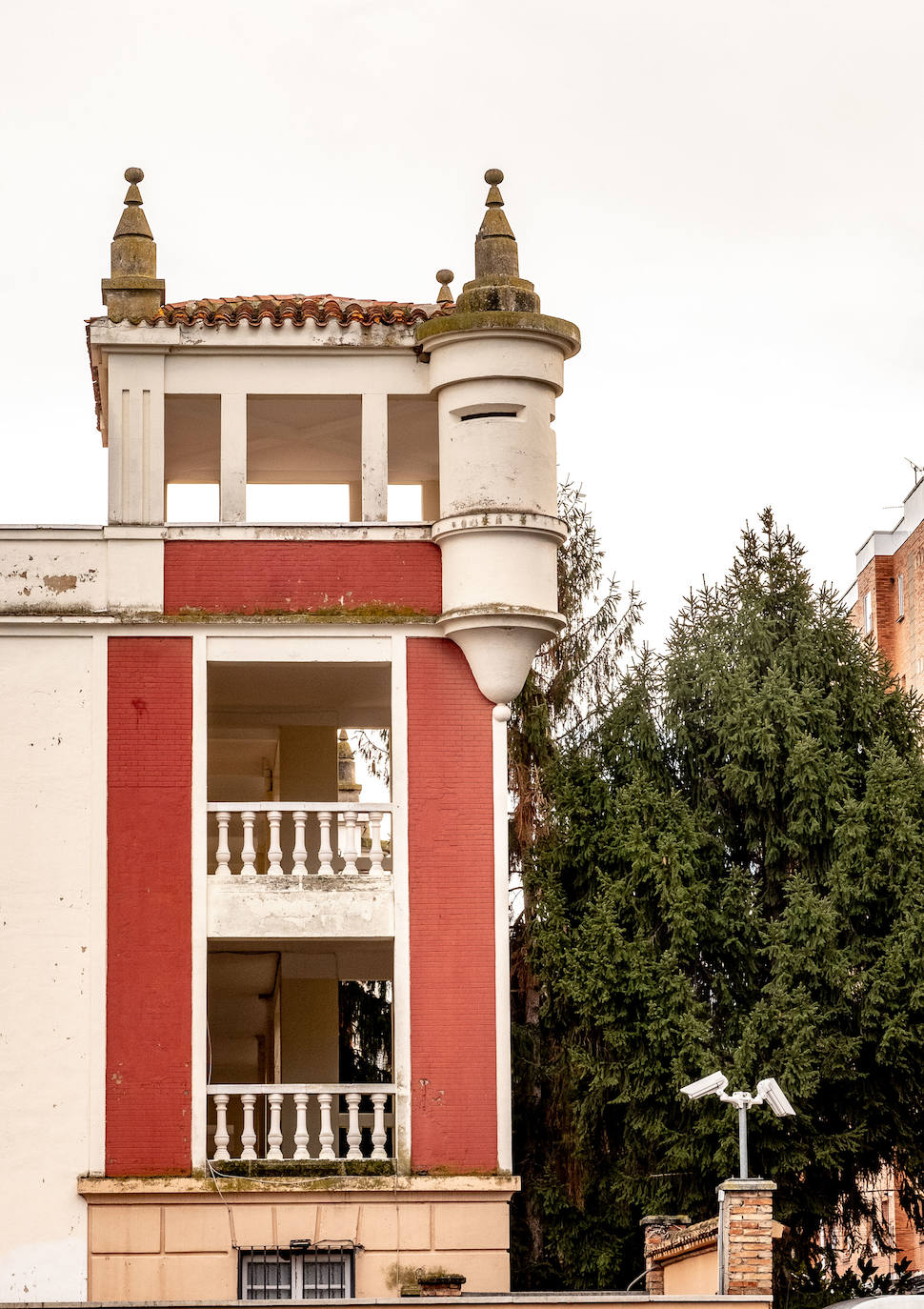 Fotos: El singular edificio de la residencia militar pervive sin estruendo en el centro de Logroño