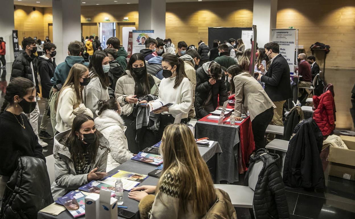 Varias estudiantes solicitan información en la feria Unitour.