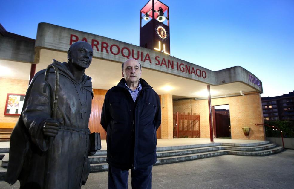 El párroco José Manuel Peco, ayer en la iglesia de Jesuitas de la calle Huesca. 