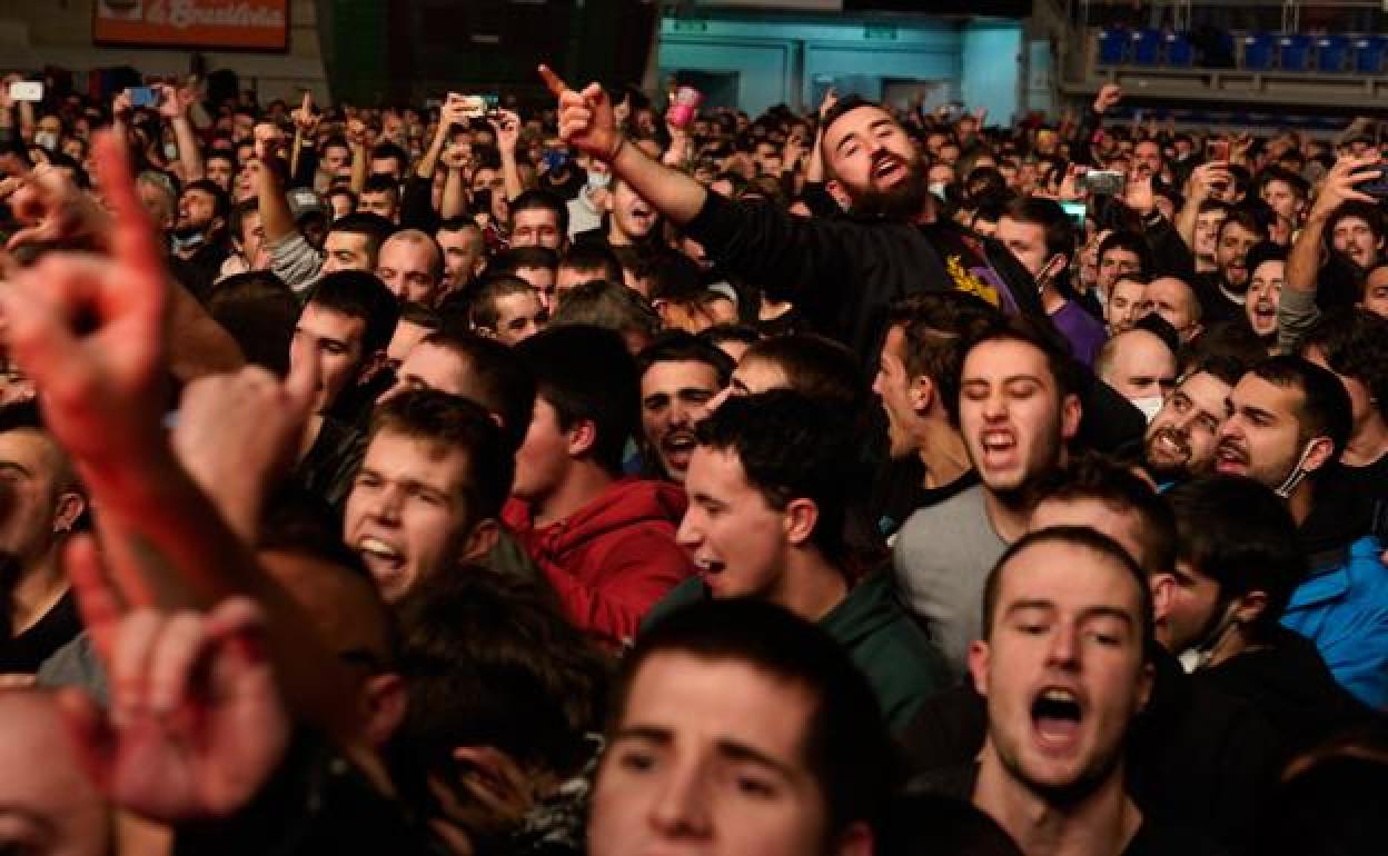 Vista del público en uno de los dos conciertos de La Polla Records en el Buesa Arena. 