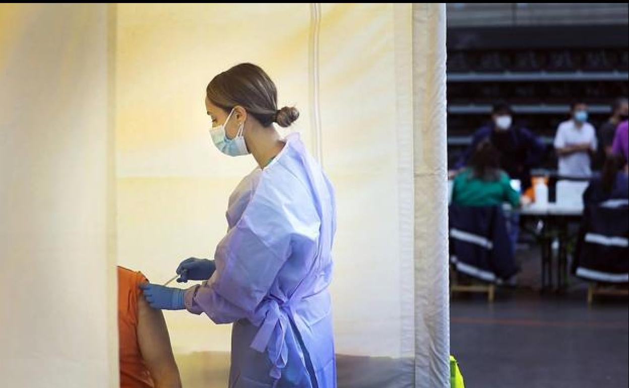 El Gobierno de La Rioja amplía la autocita para la vacuna de recuerdo a los mayores de 30 años