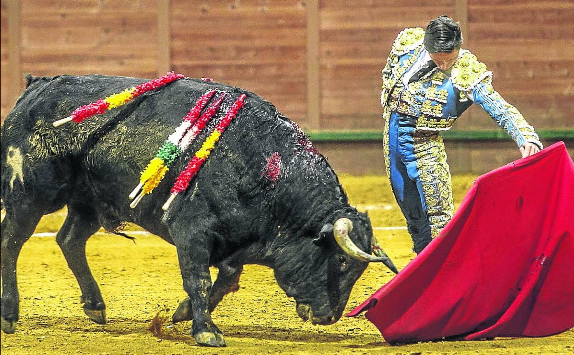Muletazo con la izquierda de Urdiales en la plaza de Arnedo en marzo de 2019. 