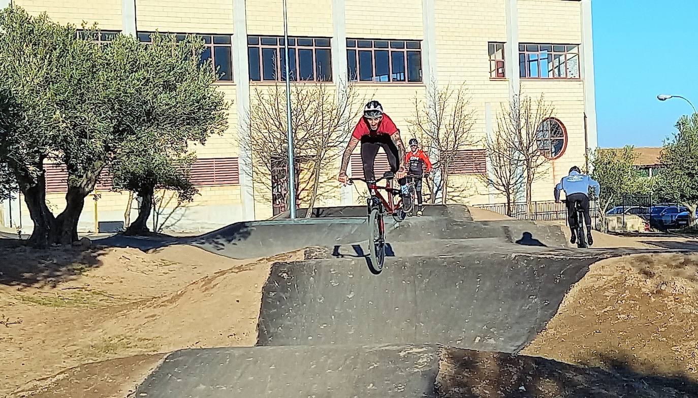 Fotos: Dascalu y Bicitor prueban el &#039;pump track&#039; de Lardero