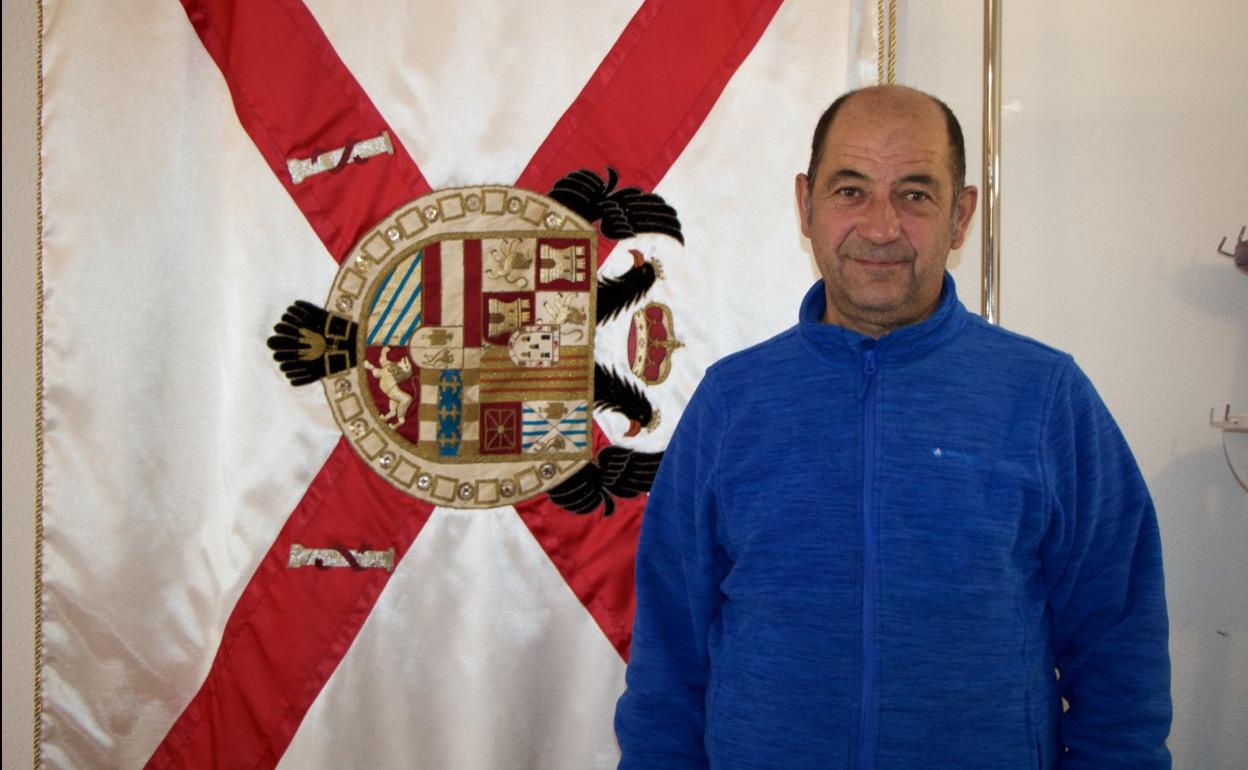 Juan Carlos Uribe, que se converitá mañana en nuevo alcalde de Elciego, junto a la bandera del pueblo. 