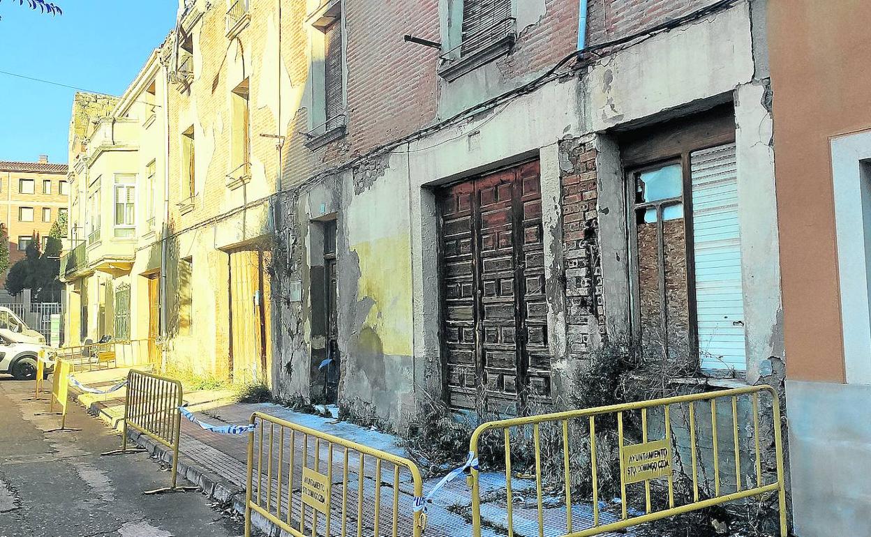 Los dos edificios en ruina de la calle Sor María de Leiva, que llevan acordonados desde hace años. 