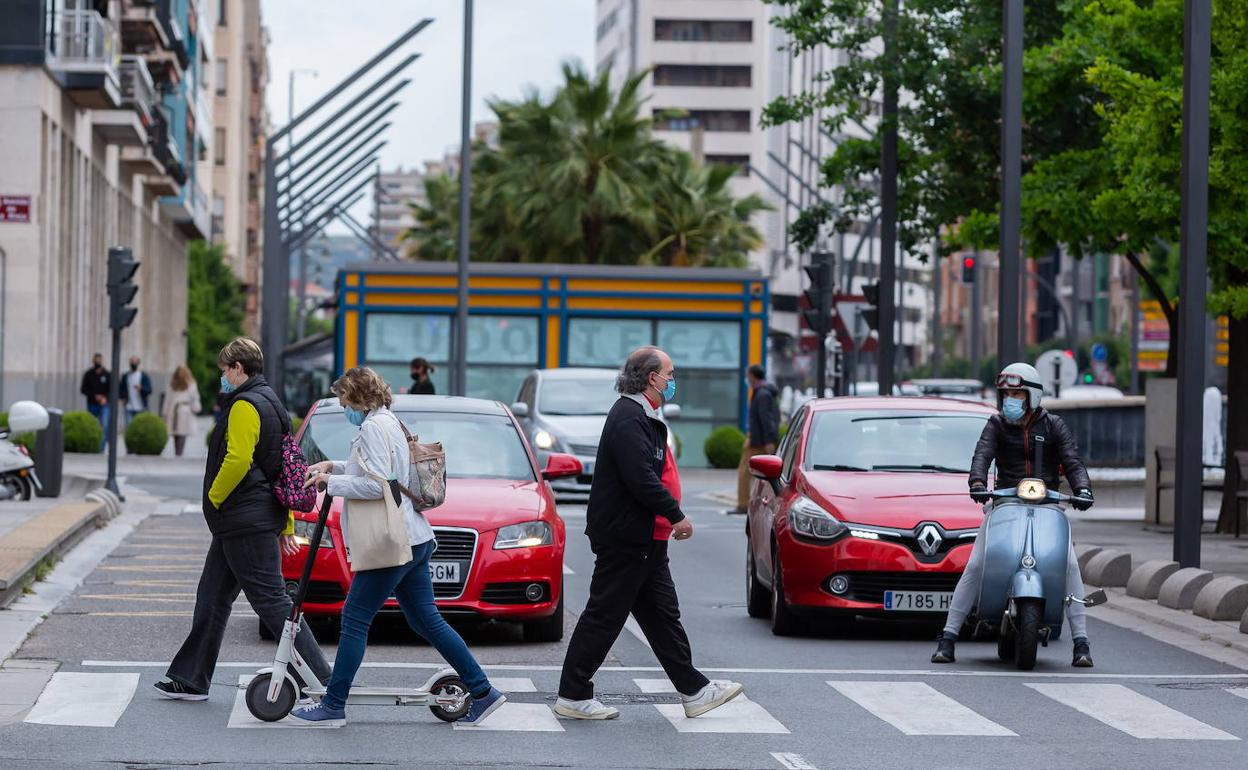 Varios ciudadanos, en las calles de Logroño.