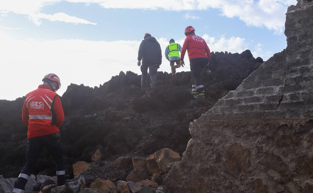 Trabajos de apertura de una pista para llegar a las viviendas que no fueron destruidas por el volcán de La Palma.