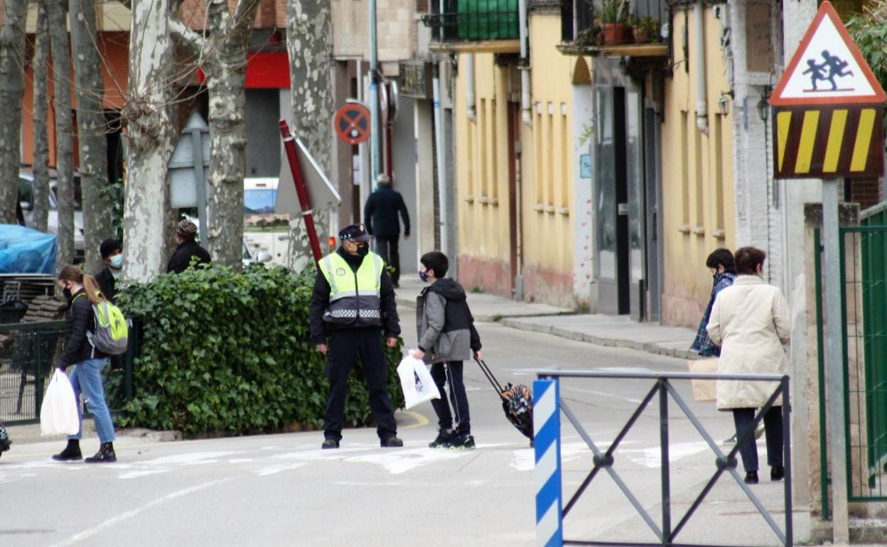 Control policial en la salida de un colegio najerino. 