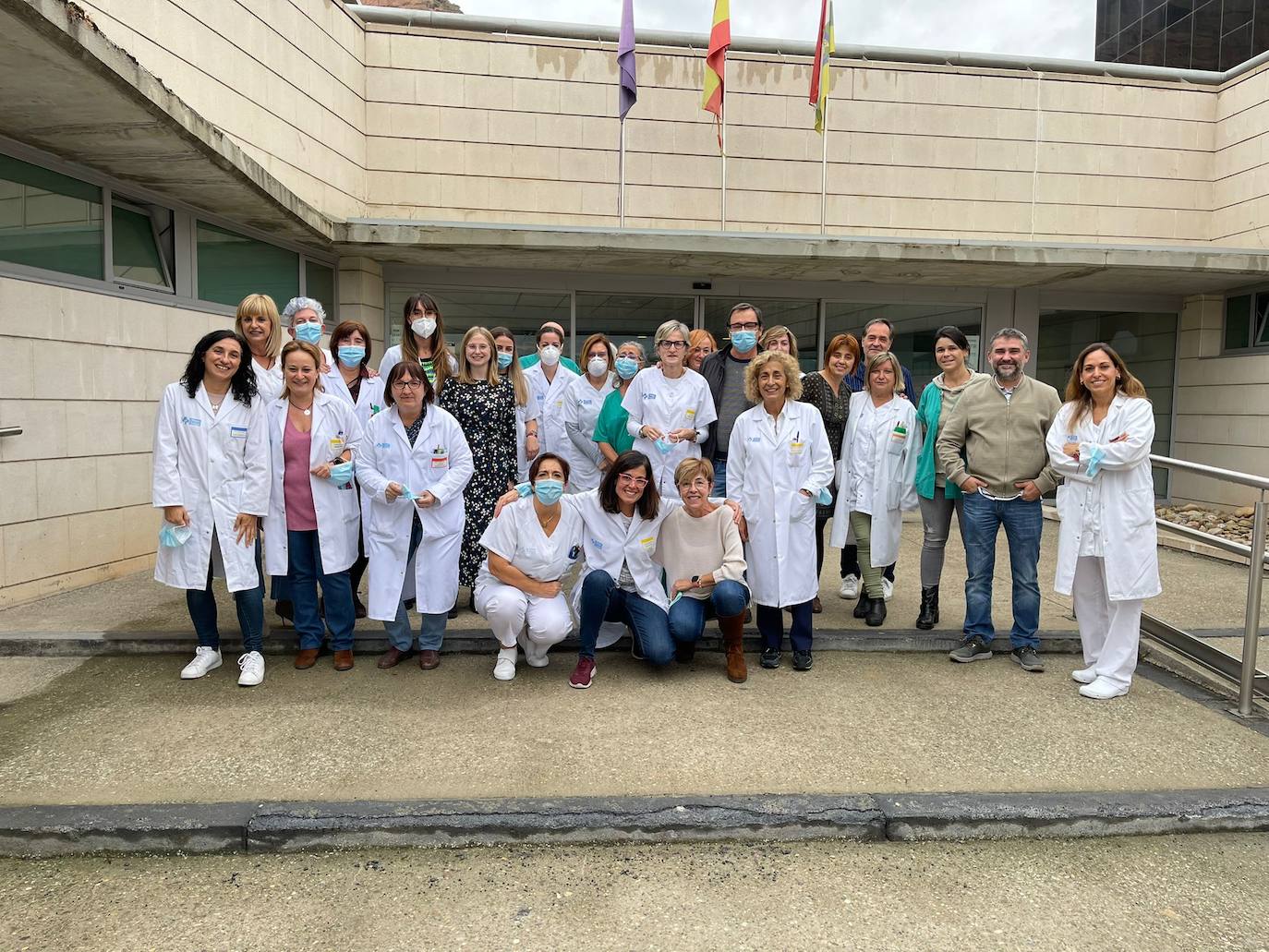 Profesionales junto al centro de salud de Arnedo.