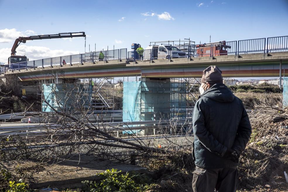 Un hombre contempla la obra de elevación de un puente sobre la AP-68, en Lardero. 