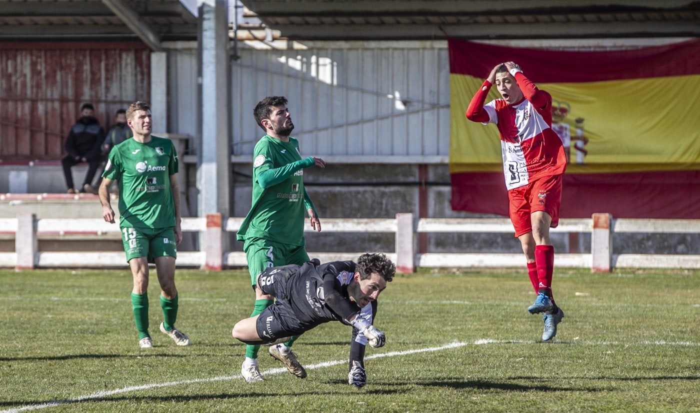 El portero del Alfaro, Pinillos, se estira ante el lamento de un rival en el partido disputado ayer en el Ángel Aguado. 