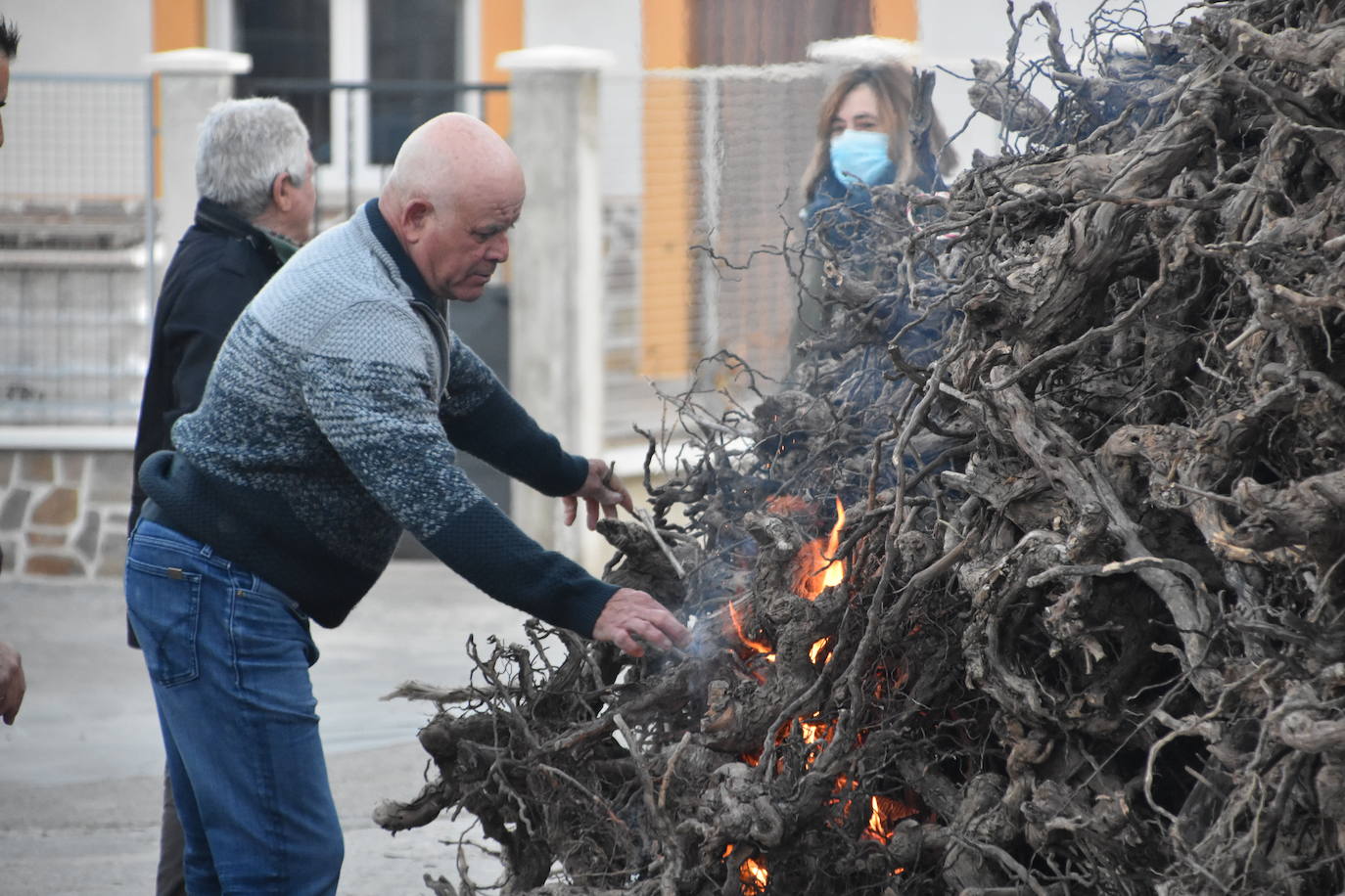 La Asociación Cultural Toro Ensogado de Cabretón organizó una jornada para recordar la tradición de la matanza