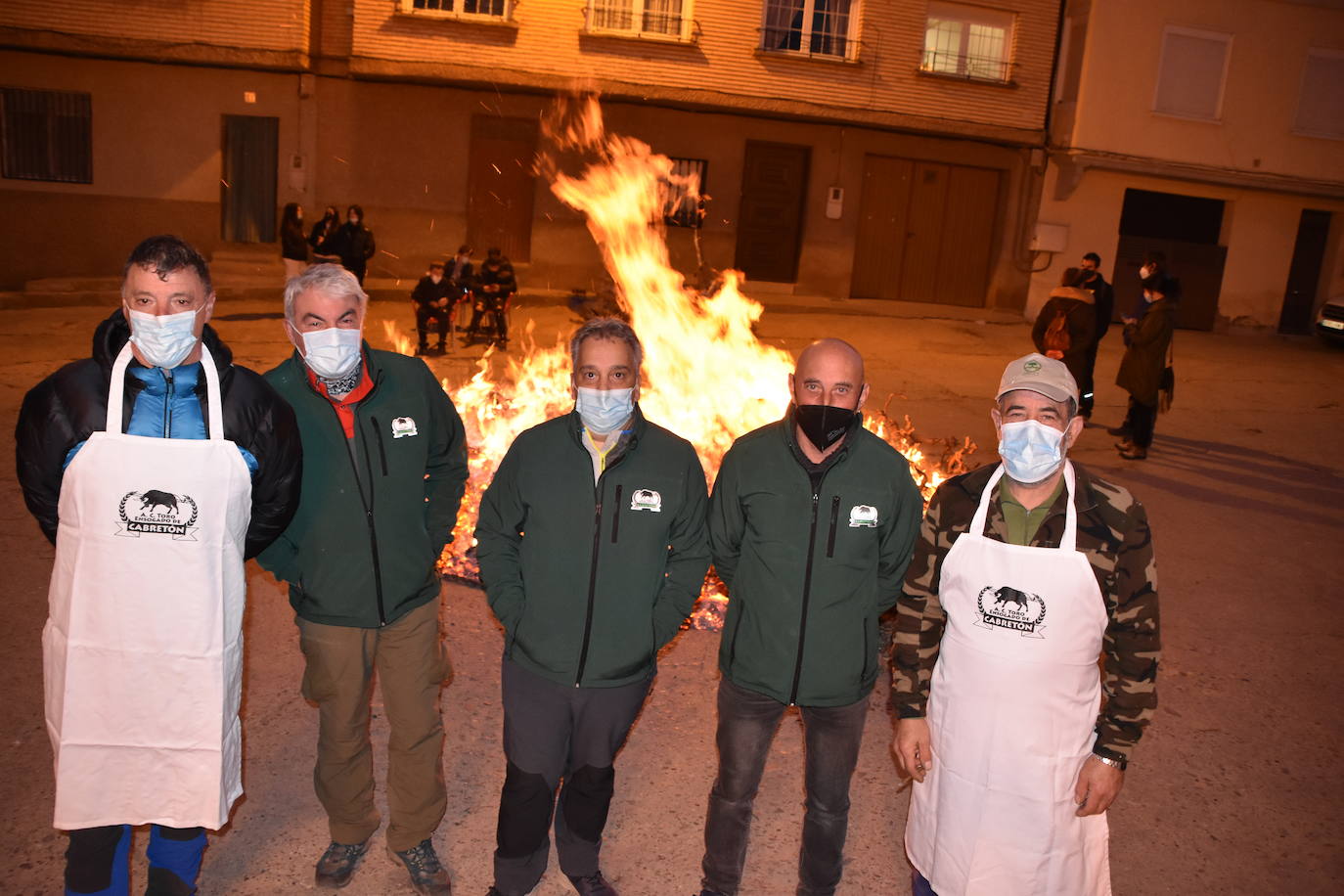 La Asociación Cultural Toro Ensogado de Cabretón organizó una jornada para recordar la tradición de la matanza