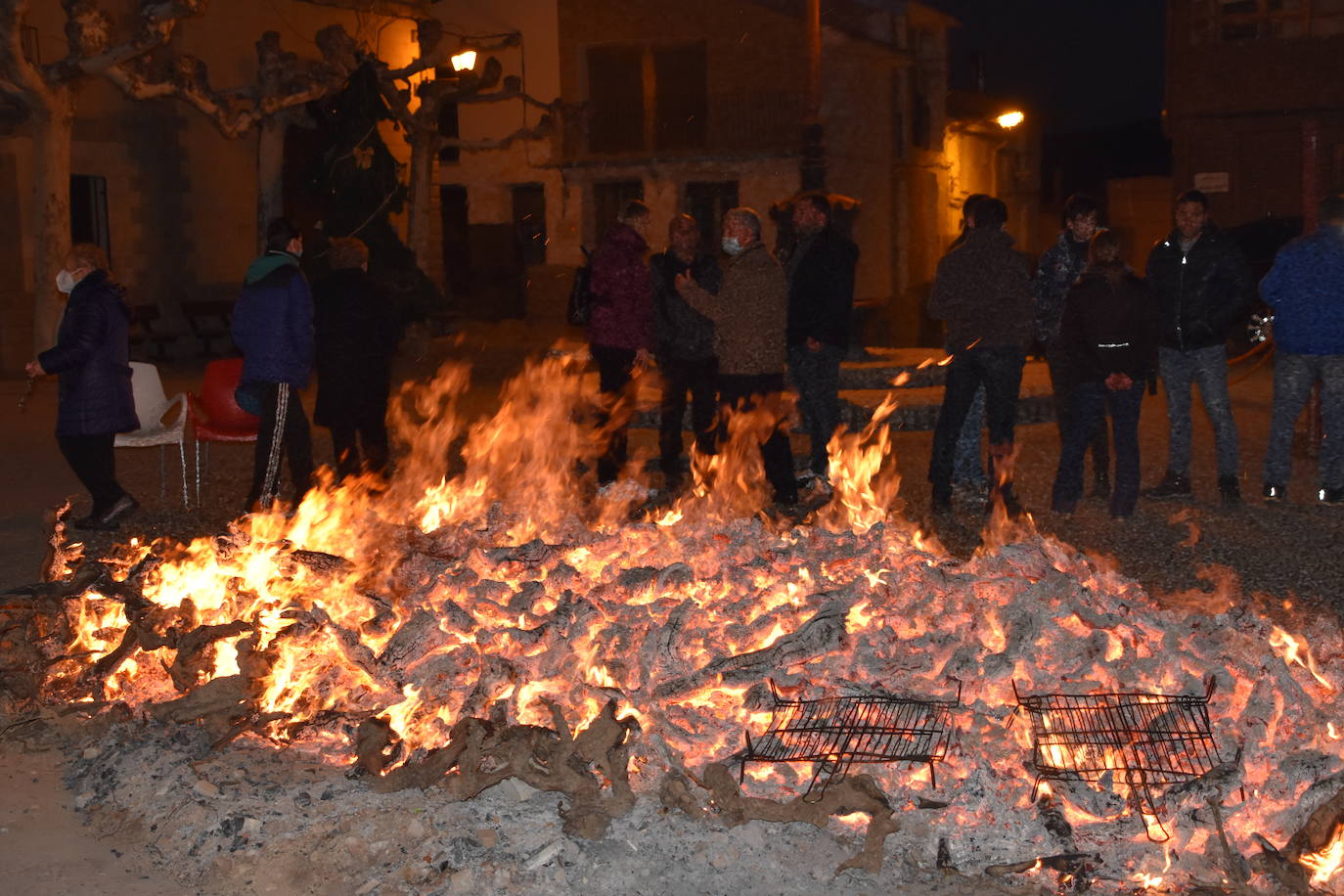 La Asociación Cultural Toro Ensogado de Cabretón organizó una jornada para recordar la tradición de la matanza