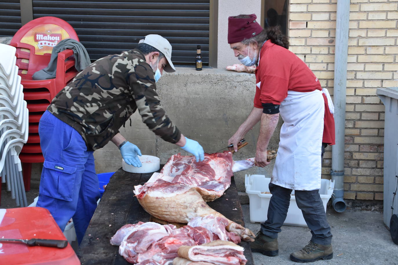 La Asociación Cultural Toro Ensogado de Cabretón organizó una jornada para recordar la tradición de la matanza