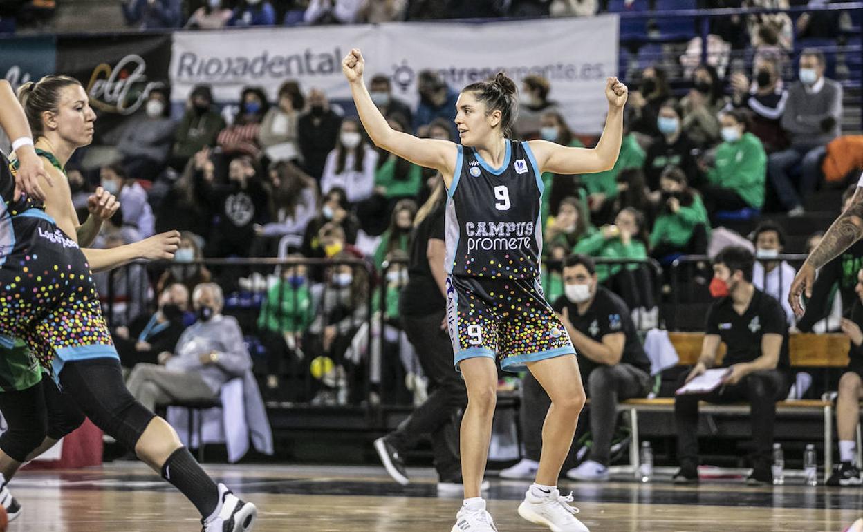 Paula Estebas durante el partido contra el Araski. 